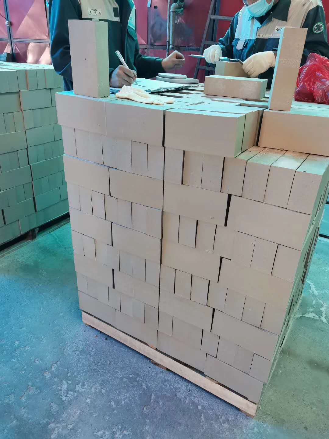 65厚耐酸磚今年處于一直是缺貨狀態(tài)，而且價格高，那么為什么會出現(xiàn)這種情況